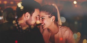 Ζευγάρι σε τρυφερές στιγμές/ Φωτογραφία: Shutterstock