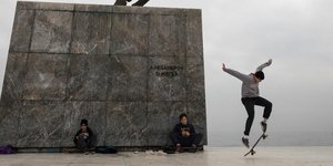 Πιτσιρικάς κάνει φιγούρες με σκέιτ στην παραλία στη Θεσσαλονίκη / Φωτογραφία: Κonstantinos Tsakalidis / SOOC