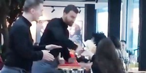 Σερβιτόροι πέταξαν τούρτα σε πελάτισσα