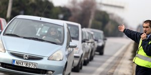 Αστυνομικός της Τροχαίας οδηγεί οχήματα σε παράκαμψη / Φωτογραφία: InTime News