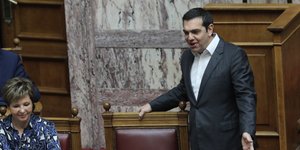Πρόσκληση για καφέ απεύθυνε στον Κυριάκο Μητσοτάκη ο Αλέξης Τσίπρας στην διάρκεια της συζήτησης στην Βουλή για τα ΑΕΙ- φωτογραφία intimenews