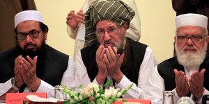 Στη μέση ο Σαμί ουλ Χακ (Φωτογραφία: AP Photo/Anjum Naveed)