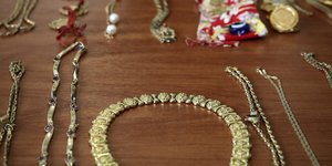 Κατασχεθέντα κλοπιμαία από ληστείες / Φωτογραφία: INTIMENEWS