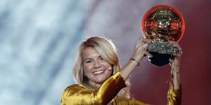 H Ada Hegerberg με την «Χρυσή Μπάλα» /Φωτογραφία: AP/Christophe Ena