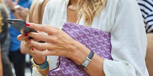 Γυναίκα ποζάρει στον φακό/Φωτογραφία:Shutterstock