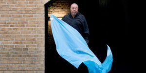 Ο  Άι Γουέι Γουέι με το έργο του 