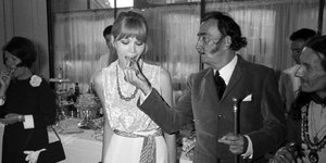 Η Αμάντα Λιρ με τον Σαλβαντόρ Νταλί το 1968 /Φωτογραφία: Getty Images