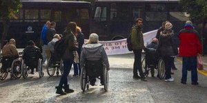 ΑμεΑ αποκλεισμένα από τις κλούβες των ΜΑΤ στην Ηρώδη Αττικού που οδηγεί στο Μέγαρο Μαξίμου