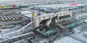 To δυστύχημα συνέβη όταν το τρένο έπεσε πάνω σε μηχανοκίνητο βαγονέτο που έκανε επισκευές στις ράγες (Φωτογραφία: DHA via AP)