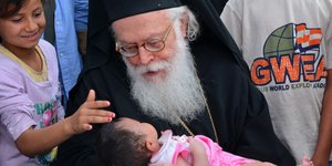 Ο Αρχιεπίσκοπος Αλβανίας σε κέντρο φιλοξενίας προσφύγων στη Λάρισα / Φωτογραφία: InTime News