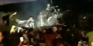 Τεράστια κύματα του τσουνάμι σάρωσαν τα μέλη της μπάντας και το ακροατήριο (Φωτογραφία: ΥοuTube)