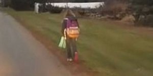 O πατέρας ακολουθούσε την κόρη του με το αυτοκίνητο (Φωτογραφία: YouTube) 