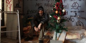 Ο 46χρονος Χρήστος και το δεντράκι του / Φωτογραφία: EUROKINISSI