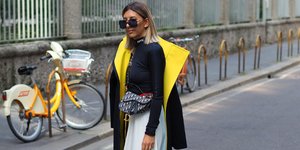 Γυναίκα ποζάρει στον φακό/Φωτογραφία Shutterstock