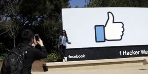 Εβδομο στη λίστα το Facebook/ Φωτογραφία: ΑP- Marcio Jose Sanchez