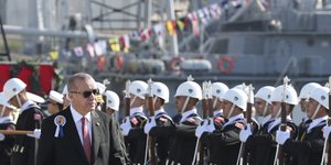 Ο Τούρκος Πρόεδρος Ταγίπ Ερντογάν επιθεωρεί τις Ναυτικές Δυνάμεις- φωτογραφία AP