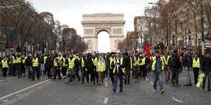 Τα «κίτρινα γιλέκα» απειλούν ξανά τον Μακρόν/ Φωτογραφία: AP- Rafael Yaghobzadeh
