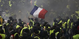 Νέες κινητοποιήσεις των «Κίτρινων Γιλέκων»/ Φωτογραφία: AP- Kamil Zihnioglu