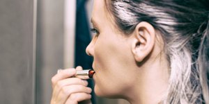 Μια γυναίκα με γκρίζα μαλλιά