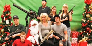 Tι κι αν η ΑΜερική θρηνεί κάθε χρόνο χιλιάδες θύματα της ένοπλης βίας; Οι Αμερικανοί λατρεύουν τα όπλα τους (Φωτογραφία: Facebook) 