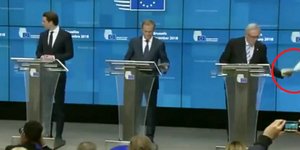 Ο Γιούνκερ άφησε άφωνο το ακροατήριο την Παρασκευή όταν πέταξε μια στοίβα χαρτιά στο έδαφος από το πόντιουμ (Φωτογραφία: Twitter)