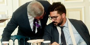 Ο διπλωματικός σύμβουλος του πρωθυπουργού Βαγγέλης Καλπαδάκης (δεξιά) -Φωτογραφία αρχείου: Eurokinissi