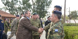 Ο Πάνος Καμμένος κατά την επίσκεψή του στις ΕΛΔΥΚ/Φωτογραφία: Eurokinissi