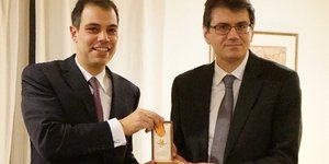 Ο καθηγητής του ΜΙΤ Δρ. Ερωτόκριτος Κατσαβουνίδης (δεξιά)