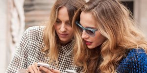 Street style stars ποζάρουν στο φακό/ Φωτογραφία: Shutterstock