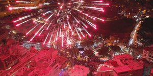 Ηράκλειο Κρήτης: Εκπληκτικό σκηνικό για τη φωταγώγηση του Χριστουγεννιάτικου δέντρου