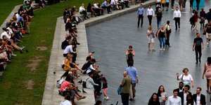 Στιγμιότυπο από την καθημερινή ζωή στο Λονδίνο (Φωτογραφία: AP)