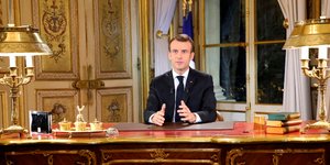 Ο Εμανουέλ Μακρόν στο διάγγελμά του -Φωτογραφία: Ludovic Marin/Pool Photo via AP