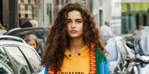 Μια fashion blogger ποζάρει στο φακό/ Φωτογραφία: Shutterstock