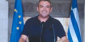 Ο Μανώλης Πετσίτης στο πόντιουμ του Μαξίμου 