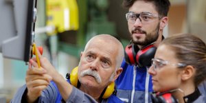 Μαθητευόμενοι εκπαιδεύονται στη δουλειά / Φωτογραφία: ΑΡ