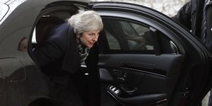 Η Μέι παιδεύτηκε να βγει από το αυτοκίνητό της στο Βερολίνο/ Φωτογραφία: AP- Michael Sohn