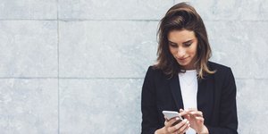 Μια γυναίκα στέλνει sms