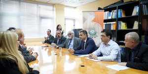 Στην ΕΣΑμεΑ ο Μητσοτάκης/Φωτογραφία: Eurokinissi