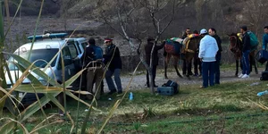 Αστυνομικοί και ιατροδικαστές στο σημείο όπου βρέθηκαν άγρια δολοφονημένες οι δύο κοπέλες (Φωτογραφία: 2M via AP)