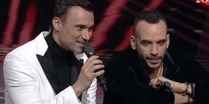 The Voice: Ο Πάνος Μουζουράκης (δεξιά) συγκινημένος με τον Γιώργο Καπουτζίδη (αριστερά)