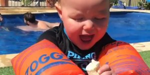 Ο μικρός ενώ προσπαθεί να φάει τη μπανάνα