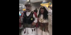 Ξεσήκωσαν επιβάτες και υπαλλήλους του Ελ. Βενιζέλος οι Μωμόγεροι -Φωτογραφία: Youtube