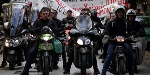 Εργαζόμενοι διανομείς σε πορεία διαμαρτυρίας/Φωτογραφία: Intimenews