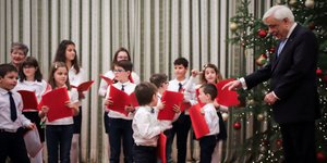 Οι πιτσιρικάδες που είπαν τα κάλαντα στον κ. Παυλόπουλο / Φωτογραφία: EUROKINISSI