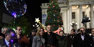 Ο δήμαρχος Πειραιά Γιάννης Μωραλης φωταγώγησε το χριστουγεννιάτικο δέντρο -Φωτογραφία: -Intimenews/ΒΑΡΑΚΛΑΣ ΜΙΧΑΛΗΣ