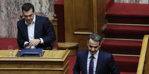 Εντονες αντιπαραθέσεις μεταξύ Τσίπρα-Μητσοτάκη στη συζήτηση για τον προϋπολογισμό