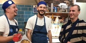 Τα δύο αδέλφια με τον συνάδελφό τους. 