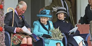 Η βασίλισσα Ελισάβετ με τον Κάρολο και την Άννα /Φωτογραφία: AP/Andrew Milligan