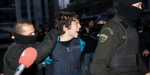 Ο Νίκος Ρωμανός με τους αστυνομικούς / Φωτογραφία: Eurokinissi