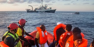 Χωρίς «λιμάνι» 32 μετανάστες που είναι εν πλω για έξι μέρες στη Μεσόγειο(Φωτογραφία: AP Photo/Santi Palacios)